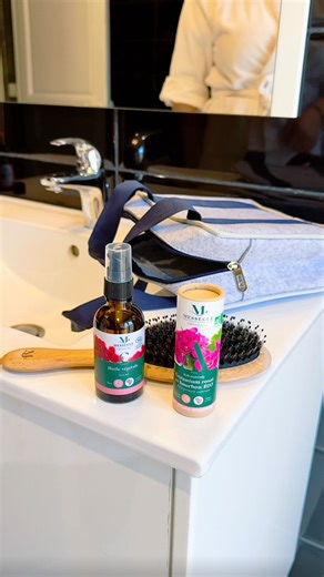 Un rituel éclat pour des cheveux lumineux et pleins de vitalité 🌿 Tuto d’utilisation – Rituel Cheveux Brillants ⬇️ ✨ Brossage : commencez par brosser vos cheveux avec la brosse en poils de sanglier pour lisser et préparer la fibre capillaire. ✨ Préparation : mélangez 1 à 2 gouttes d’huile essentielle de géranium rosat à une noisette d’huile de ricin bio. ✨Application : appliquez le mélange sur le cuir chevelu puis étirez sur les longueurs. ✨Massage : massez doucement le cuir chevelu pour stimul