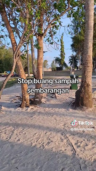 Pantai lagoi bay salah satu tempat wisata yang terbuka untuk umu dan gratis, gk ada bayar parkir untuk motor, mobil cuma 5 ribu di tarik parkir, engga ada bayar ke toilet, ada shower juga di pinggir pantai. udah sehebat itu fasilitas pantai stoplah buang sampah sembarangan. ayo jaga kebersihan. #lagoibay #lagoi #tiktok #fyp #bintan