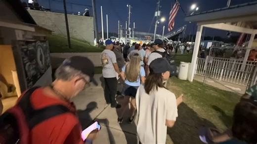 The crowd has turned out for the autograph session during tonight's Blizzard Series finale at 5 Flags Speedway. Watch live on RacingAmerica.tv at 8:30 PM ET. | Racing America