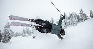Go full-send on Playmaker! 🤜🤛⛷ #ElanSkis #AlwaysGoodTimes #HandcraftedInTheSlovenianAlps #skiplaymaker 👀 https://elanskis.com/eu/skis/men-s-skis/freeride/playmaker | Elan Skis
