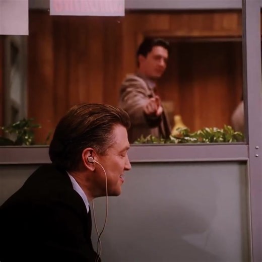 Gordon Cole & Dale Cooper, the chihuahua. #twinpeaks #theowlsarenotwhattheyseem #👍🏻