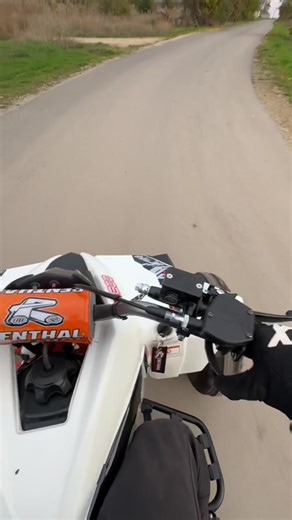 #kayoa300 #fup #kayo #рекомендации #popular KAYO А300 — спортивный квадроцикл мотобренда, предназначенный для езды по бездорожью и трекам. одноцилиндровый 4-тактный двигатель LONCIN LX178MN объёмом 292 см3 с жидкостным охлаждением и инжекторной системой подачи топлива; механическая 5-ступенчатая коробка передач с реверсом (R-N-1-2-3-4-5); максимальная скорость — до 135 км/ч; подвеска: передняя — независимая многорычажная с регулируемыми амортизаторами длиной 375 мм, задняя — маятниковая с регули