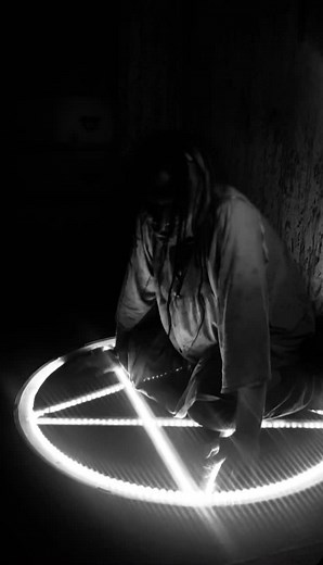 Nombreux sont ceux qui redoutent de croiser son chemin dans le noir complet … Malheureusement pour vous, lui s’en réjouit à sa façon. « Infantum Malum » Jusqu’au 26 Novembre 2023 #thedarkdreamsparis #infantummalum #halloween #makeup #escapegame #horror #sortiraparis #quefaireaparis #activité #horrorescapegame #horrorexperience