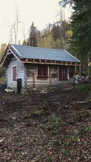 Bøle Gard on Instagram: "We made a big change on the house recently! All the previous windows had broken glass, and could not open. They were also very small and placed too low to be able to see outside while standing up. We found 6 windows for 1200nok (100$) online which were perfect. They have double glass and will keep the heat in much better The last step is to paint them and make a frame for them. #renovation #abandonedfarm #foresthouse"