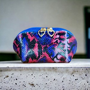 Facilissima mini pochette con cerniera in similpelle effetto pitone 🤩 #pochette #astuccio #ecopelle #diy #diybag #faidate #cucire #tutorial #bag | KIKA Tutorial Creativi