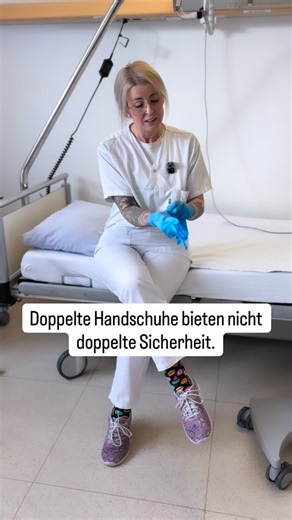 Sandra Schmitz | Praxisanleiterin Sandra on Instagram: "Doppelte Handschuhe = doppelte Sicherheit? Leider nein… Was schützt wirklich? Die korrekte hygienische Händedesinfektion. Trägst du doppelte Handschuhe? #nurseblogger #praxisanleitung #pflegewissen #hygiene #händedesinfektion"