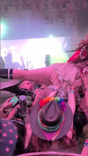 first hand account of Kate Nash crowd surfing at reading festival. #katenash #softplay #reading
