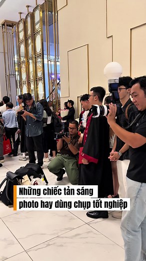 Còn bạn, bạn xài tản nào nè ? #photography #chuptotnghiep #graduation #FTU #anhthoanhsony