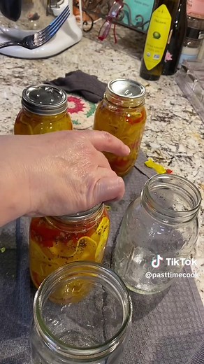 Pickled Squash #pasttimecook #vintagerecipes #cooking #canning #squash #pickles