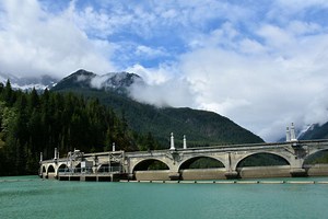 Diablo Lake & Lunch Tour: Dams, Monkeys, and a Green Lake •