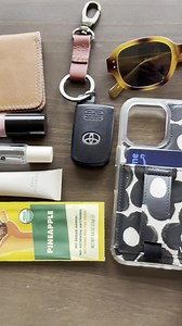 Forget changing bags for every occasion. Simplify your life with one pouch you'll wear everywhere.🤎 ✨Convertible: Patented Snap Straps make it easy to wear as a crossbody, waist pack & shoulder bag ✨Comfy: lightweight design contours to your body ✨Cute & versatile: easy to dress up or down ✨External phone pocket with magnet ✨Internal pocket system for easy access chapstick holster ✨Handcrafted in small-batches with full-grain leather ✨Lifetime Warranty: one bag for life (for real) As a small, w