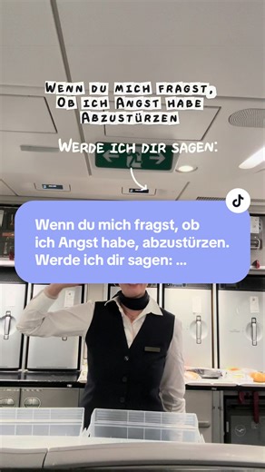 Haben Flugbegleiter auch Angst vor einem Absturz? Nun, dazu muss ich etwas ausholen: Ich persönlich habe keine Angst vor einem Absturz, weil ich weiß, wie unglaublich unwahrscheinlich das ist. Statistisch gesehen kann ich davon ausgehen, dass mir das in meiner gesamten Fliegerkarriere nicht passieren wird. Trotzdem geht die menschliche Grundangst, dass mir etwas passieren und ich vielleicht nicht mehr nach Hause kommen könnte, auch an mir nicht spurlos vorbei. Und ich finde, es ist überhaupt nic