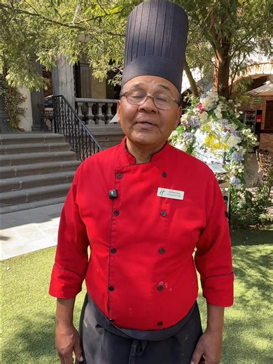 👨🏻‍🍳✨ Talento de Acapulco conquistando Querétaro ✨🇲🇽 Desde el puerto hasta el corazón del Bajío, el Chef Sebastián Flores, orgullosamente originario de Acapulco, hoy deja huella en la cocina del Holiday Inn Querétaro Centro Histórico, donde fusiona técnica, pasión y raíces guerrerenses en cada platillo. En este reel te mostramos parte de su talento, disciplina y creatividad dentro de una de las cocinas más representativas de Querétaro. 🔥🍽️ Nos llena de orgullo ver cómo los chefs acapulque