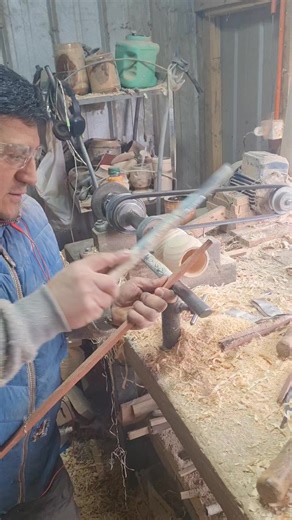 3.4M views · 61K reactions | Como darle color la madera Madera De pellin roble pellín madera que se da en chile  y en la argentina . #woodwork #mexico #torneado #chile #licanray #pucon #villarrica #handcraft #artesanos #peru #argentina | Maestro Víctor Paillan | Facebook