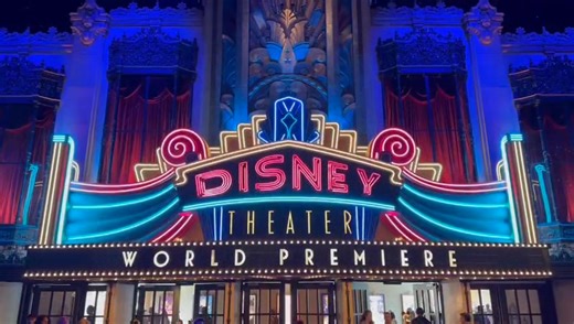 Découvrez un aperçu des différents effets lumineux de la façade de Disney Theater à World Premiere, qui rend hommage de manière subtile au El Capitan Theatre (cinéma appartenant à Disney), CinéMagique (parc Walt Disney Studios) ou encore à la version floridienne de Mickey & Minnie's Runaway Railway. | Dphile