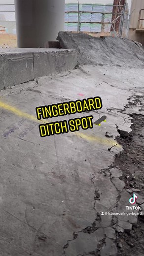Fingerboard Ditch Spot - Street Skateboarding Fun