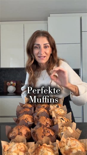 Dalia Elia on Instagram: "Das wohl einfachste Muffin-Grundrezept, das wirklich IMMER gelingt! Dieses Rezept ist ein echter Allrounder: super einfach, absolut gelingsicher und perfekt wandelbar. Egal ob mit frischen Äpfeln, saftigen Blaubeeren, knackigen Nüssen oder zartschmelzenden Schokotropfen, du kannst es ganz nach deinem Geschmack abwandeln. Ein Grundrezept, das immer klappt und bei dem garantiert für jeden etwas dabei ist. Zutaten: 2 Eier 120 g Zucker 1 Teelöffel Vanilleessenz 160 ml Milch