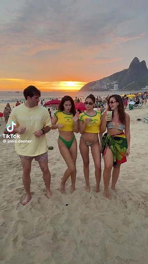 College Bikini Outfit Ideas: Pretty, Young & Sexy Beach Looks