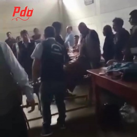 🚨 #LOULTIMO | RONDAS CAMPESINAS AZOTAN A ALCALDE DE AYABACA POR INCUMPLIMIENTO DE OBRAS ⚖️ El alcalde provincial de Ayabaca, Darwin Quinde Rivera, fue sancionado físicamente con 12 latigazos por la ronda campesina de su comunidad en Piura, tras una Asamblea Regional donde debía rendir cuentas sobre proyectos y obras. La sanción, catalogada como "castigo moral" por los ronderos, se aplicó por la falta de cumplimiento de compromisos y el retraso en cuatro proyectos prioritarios | Pandemonio