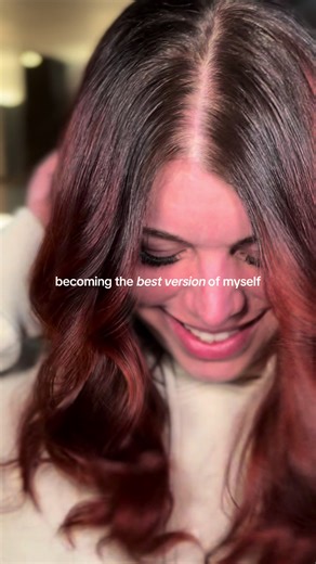 The women who regret lash extensions usually skipped this step… And it’s not the application. It’s the consultation honesty. The biggest regrets I see don’t come from lashes. They come from unrealistic expectations. Wanting mega volume on fragile natural lashes. Wanting dramatic length when your lash health says “soft and strategic.” Wanting a Pinterest photo instead of a personalized plan. My mission isn’t just to apply lashes. It’s to help women go from self-conscious to looking 10 years young