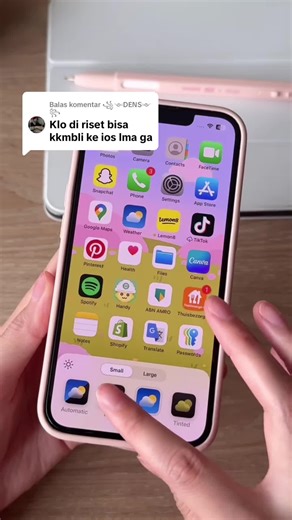 Membalas @꧁༺DENS༻꧂ Banyak yang kira iPhone bisa kembali ke iOS lama setelah di-reset. Faktanya ❌ reset TIDAK menurunkan versi iOS. Reset hanya menghapus data dan pengaturan, versi iOS tetap sama seperti sebelumnya. iPhone hanya bisa downgrade iOS jika Apple masih menandatangani (sign) versi lama. Kalau sudah tidak di-sign, mau reset atau restore sekalipun tidak bisa kembali. Jadi sebelum update iOS, pastikan kondisi iPhone aman (baterai sehat, storage cukup, dan jaringan stabil) . . . #ihelp #io