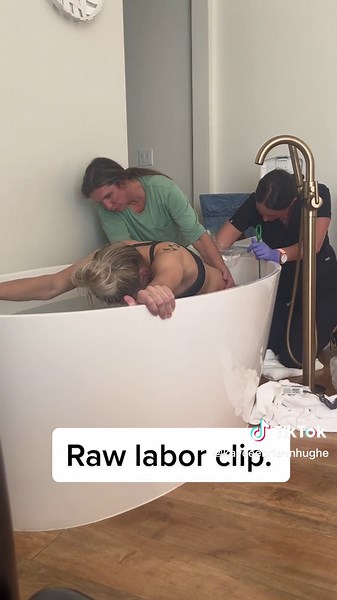 My poor mom😅😅 “PRESSURE” watch until the end😅 #labor #midwife #waterbirth #pregnancy #breastfeeding
