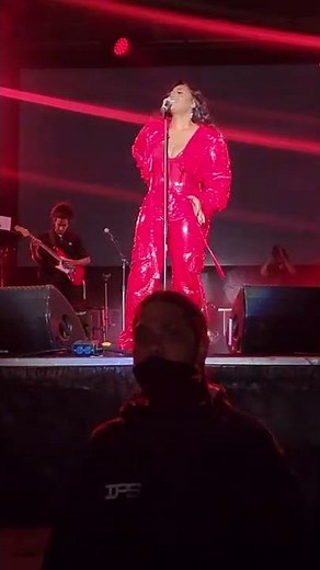 Jazmine Sullivan performing I bust the windows out your car at Sol Blume festival in Sacramento, Ca