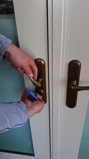 Locking the multipoint door lock