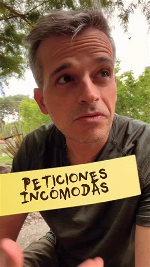 Evangelio según San Marcos 6,34-44 Al desembarcar, Jesús vio una gran muchedumbre y se compadeció de ella, porque eran como ovejas sin pastor, y estuvo enseñándoles largo rato. Como se había hecho tarde, sus discípulos se acercaron y le dijeron: “Este es un lugar desierto, y ya es muy tarde. Despide a la gente, para que vaya a las poblaciones cercanas a comprar algo para comer”. El respondió: “Denles de comer ustedes mismos”. Ellos le dijeron: “Habría que comprar pan por valor de doscientos dena