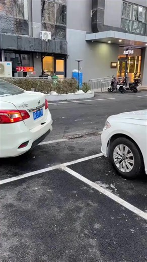 🚗 FINI LES COMPLICATIONS AU VOLANT ! Votre Voiture Devient ENFIN Moderne en 2 Minutes. Écran de téléphone trop petit ? Technologie trop complexe ? Notre Écran Tactile 7" Tout-en-Un est la solution FACILE que votre voiture attendait ! 👉 VOS APPLIS SUR GRAND ÉCRAN - L'écran HD IPS 7" affiche vos cartes et appels avec une clarté parfaite. Adieu le plissement des yeux ! 👉 BRANCHER & CONDUIRE - Compatible avec toutes les voitures. Profitez de Google Maps/Apple Carplay sur un vrai écran. Connexion 