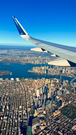 Approach into LGA — Delta A321 with Manhattan stretching off the left wing 🏙️ MCO ✈ LGA Delta Airlines | Airbus A321 (#N394DX) Seat 27A #OrlandoJets #DeltaAirlines #AirbusA321 #LGA #Delta #PlaneSpotting #AvGeek #fblifestyle #NYC #landing #windowview #wingview | OrlandoJets