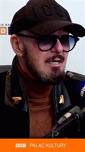 2.9K views |  TRUDNO JEST DZISIAJ MÓWIĆ O MODZIE  @tomaszpiotrjacykow: „Szkoda, że ludzie przestali nosić ubrania, które ich zdobią”   Tomasz Jacyków – stylista  Cała rozmowa dostępna jest na kanale YouTube  / RDC Kultura ⭐️ PAŁAC KULTURY ⭐️ / w niedziele • 8:00-11:00 • zaprasza ️ @_mateusz_szymkowiak #pałackultury #tomaszjacyków #moda #ubrania #modne | Polskie Radio RDC | Facebook