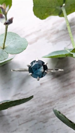When you want the stone to get all the attention a simple solitaire ring setting is a great choice ✨