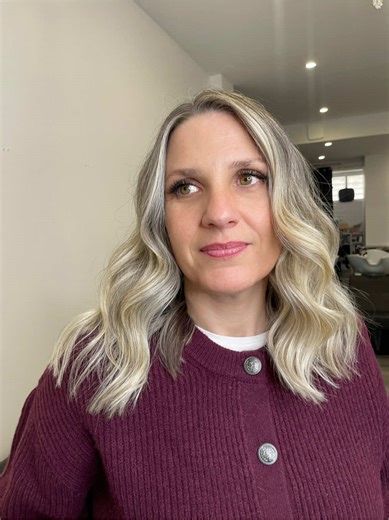Transformation balayage – Partie 2 🎥 Hélène est passée du diagnostic… au résultat final ✨ 💛 Contouring pour structurer le visage 💛 Blond lumineux pour réveiller l’éclat 💛 Camouflage des petits cheveux blancs et de l’effet gris Le résultat ? Une chevelure fraîche, lumineuse et naturelle 😍 📍 Vous êtes bien à L’Excellence Coiffure — cliquez dans la bio pour prendre rendez-vous ! #balayagetiktok #blondlumineux #contouringeng #hairtokfrance #cheveuxblonds