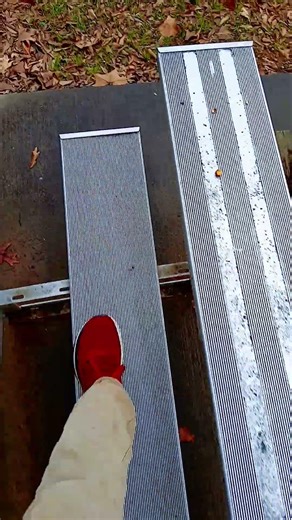 walking across metal sound effect