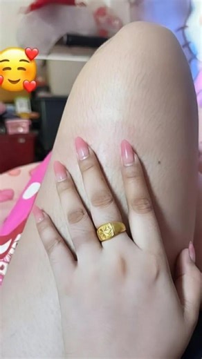 riya__2025_5 on Instagram: "日本利用压电瓷砖将脚步转化力电能。这些瓷砖捕捉来自你脚步的动能。当你行走时，你的重量和动作会对瓷砖产生压力。瓷砖会轻微弯曲，从而产生机械应力。瓷砖内部的压电材料将这种应力转化为电能。每一步都会产生少量电荷，而数百万步结合在一起就能产生足够的电力来驱动LED灯、数字显示屏和传感器。在像涩谷车站这样繁忙的地方，每天大约有240万个脚步为这一系统作出贡献。这些电能可以被储存或立即使用，从而減少对传统电力来源的依赖，并支持可持续的城市基础设 施 这种方法将日常运动转化为实用的可再生能源"