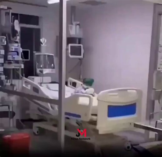 🔥🚨JUST IN: A young child battling cancer is holding onto his favorite toy as a source of comfort during his treatment.He notices the camera and waves at it with a big smile, showing his resilient spirit despite his ongoing health challenges.This heartwarming video of the child with cancer is quickly going viral on social media, resonating with viewers around the world.