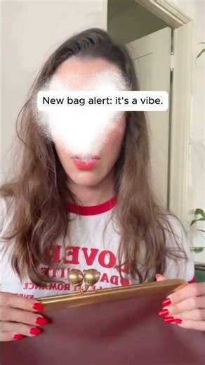 This kiss lock bag is my new favorite accessory 😍 #handbags #fashion