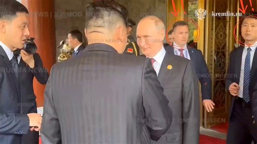 🚨 عندما قام الحارس الشخصي لفلاديمير بوتين بسرعة خاطفه بإبعاد حارس كيم جونغ أون الذي حاول الاقتراب من الخلف.. 🇷🇺💥