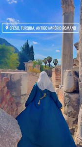Esta impresionante imagen muestra la majestuosa Biblioteca de Celso, ubicada en la antigua ciudad de Éfeso, en la provincia de Esmirna, Turquía. Considerada una maravilla arquitectónica del mundo antiguo, es un símbolo del esplendor cultural, intelectual y artístico del Imperio Romano. La fachada monumental de la biblioteca, con columnas ornamentadas, estatuas simbólicas y detalles esculpidos con precisión, refleja la grandeza de su diseño. Construida en el siglo II d.C. en honor a Tiberio Julio