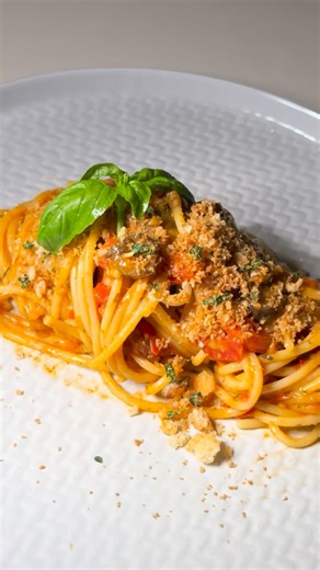 Aicha Redissi on Instagram: "Je partage avec vous une recette que j’ai découverte grâce à ma chère Malek Labidi, et que j’ai depuis adoptée… à ma façon. Les fameuses pâtes aux anchois 🐟 Ingrédients : • 500g de spaghetti ou linguine • 7 filets d’anchois à l’huile • 20 g de beurre • 1 filet d’huile d’olive • 4 gousses d’ail • Peperoncino ou felfel barlabid • Câpres • Olives noires dénoyautées • Tomates cerises coupées en deux • Basilic et ail séché (facultatif) • Quelques feuilles de basilic frai