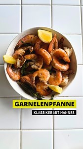 FOODBOOM on Instagram: "Wie bereitet ihr Garnelen am liebsten zu? Gebraten mit Knoblauch und Rosmarin ist auf jeden Fall immer richtig lecker, vor allem im Sommer! 😍 Ihr braucht: 700 g Garnelen White Tiger, mit Schale und ohne Kopf, TK 8 Knoblauchzehen 6 EL Olivenöl 1 Flocke Butter Salz Schwarzer Pfeffer 50 ml Weißwein 1 Zitrone 2 Zweige Rosmarin #garnele #sommerrezept #hannesfoodboom #wearefood #foodboom"