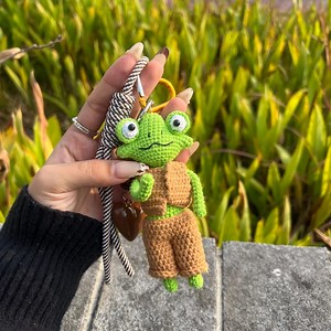 Crochet Frog Keychain, Amigurumi Frog Charm, Handmade Animal Bag Charm, Frog Gift With Heart Carabiner - Etsy