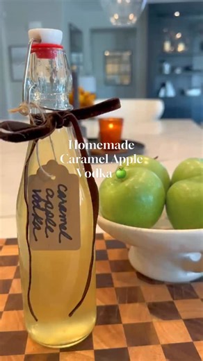 Linda | Make Life Extra | Fun Recipes & Entertaining | DIYs on Instagram: "This caramel apple vodka makes the perfect fall hostess gift. 🍏 Who doesn’t love a homemade gift? And when it’s made with the perfect combo of fall flavors, it will be a hit! Recipe~ -1 large granny smith apple, peeled, cored and chopped -1/2 c sugar -1/4 c water -2 c vodka Place cubed apple in a mason jar. In a saucepan, pour in the sugar and water and cook on medium high heat until it reaches a light amber color
