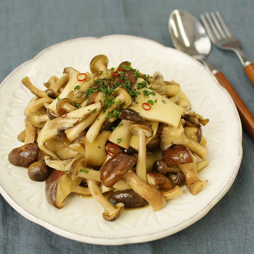 ごはんが止まらない！ピリッと絶品「きのこの炒め物」 - macaroni