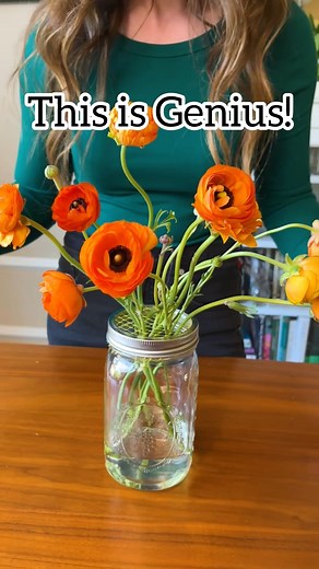 8.7M views · 122K reactions |  Use a fruit mesh bag to create a stabilizing grid for floral arrangements! Easy DIY upcycle flower frog #flowers #floraldesign #florist #valentines #upcycled | Jeff & Lauren | Facebook