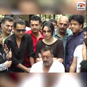 Here's what happened when #SanjayDutt met his bestie Kamli after walking out of jail. In real life, Kamli is Sanjay Dutt’s best friend Paresh Ghelani and when Sanjay came out of the jail, the duo behaved as if they had been waiting for this moment for years. Watch the video to know what happened. #Koimoi #SanjayDutt #Bollywoodactor #Throwback #Actor #Celebrity | KoiMoi.com