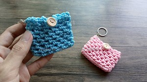 How to crochet mini bag keychain. Sell ​​or give as a gift. I hope you enjoy the content. If you like my channel please subscribe, like, comment and share videos. Thank you for your support! #crochetminibag #crochetkeychain #crochetforsale #crochetminitotebag #crochet | Crochet & Crafts Therapy