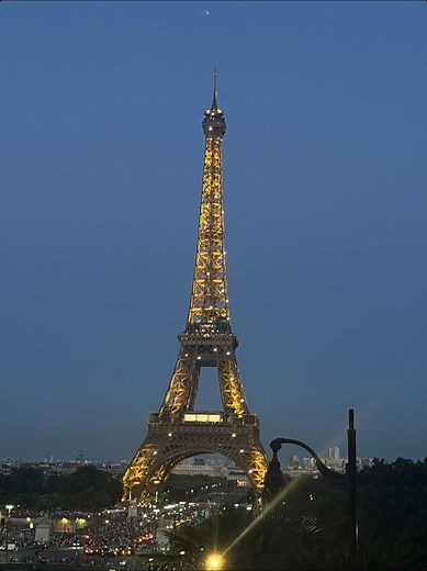 Paris Streak Reminder: Eiffel Tower Moments
