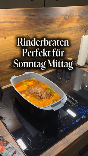 Der Küchenprinz !👨‍🍳👑 on Instagram: "Sonntagsgericht: Zarter Rinderbraten (falsches Filet) mit kräftiger Bratensoße Ein klassischer Sonntagsbraten – butterzart, aromatisch und perfekt für gemütliche Familienmomente. Mit kräftigem Gemüse, Tomatenmark und einer vollmundigen Sauce, wie man sie aus der guten alten Küche kennt. ⸻ 🛒 Zutaten für 4–6 Personen • 1,2–1,5 kg falsches Filet (Rind) • 3 Möhren • 1 Stange Lauch • 3 kleine Zwiebeln oder 1 Gemüsezwiebel • 1 Knoblauchzehe • 2 EL Tomatenmark •